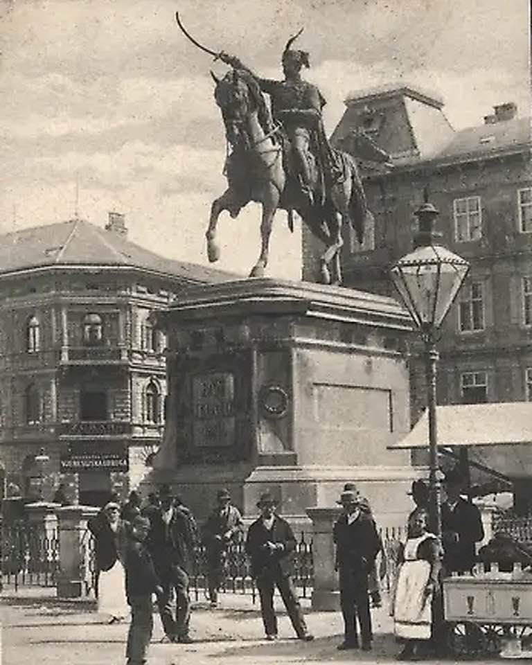 Trg bana Jelačića, kod spomenika bana Jelačića. Fotografija, 1902. godine